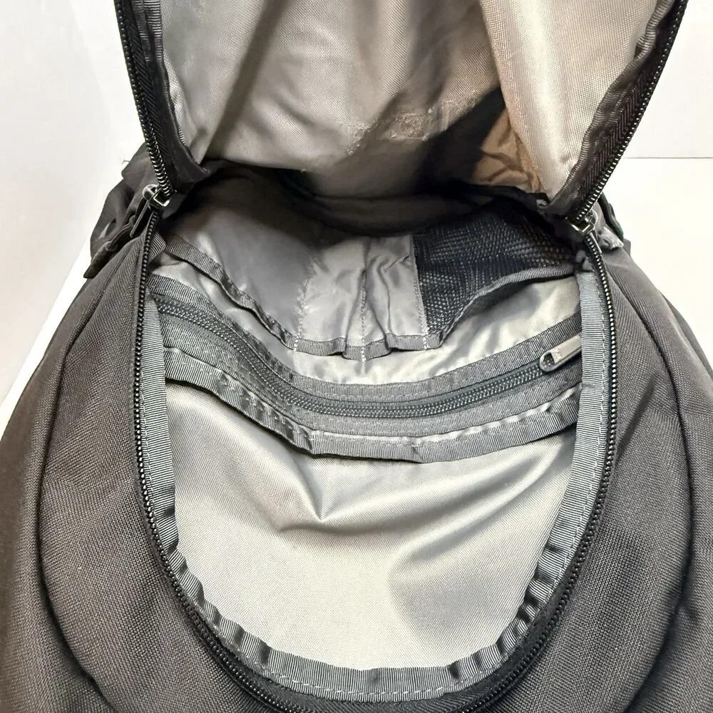 The North Face Connector Flex Vent 28L Black Backpack Zip Closure Logo Removed